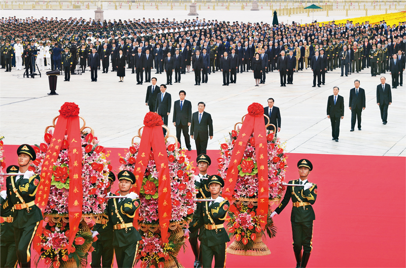2021年9月30日上午，黨和國家領(lǐng)導(dǎo)人習(xí)近平、李克強(qiáng)、栗戰(zhàn)書、汪洋、王滬寧、趙樂際、韓正、王岐山等來到北京天安門廣場，出席烈士紀(jì)念日向人民英雄敬獻(xiàn)花籃儀式。 新華社記者 張領(lǐng)/攝