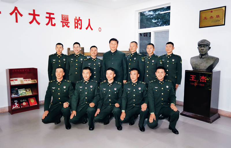 2017年12月13日，中共中央總書記、國家主席、中央軍委主席習(xí)近平到第71集團(tuán)軍視察。這是習(xí)近平同“王杰班”戰(zhàn)士合影。 新華社記者 李剛/攝