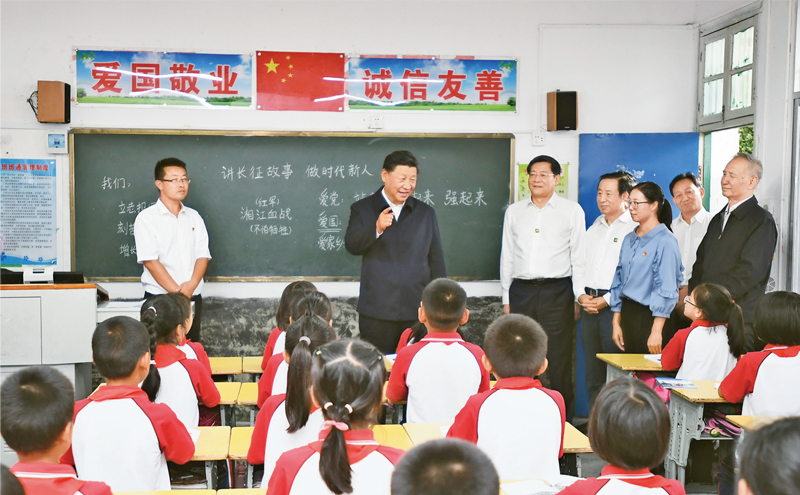 2020年9月16日至18日，中共中央總書記、國家主席、中央軍委主席習(xí)近平在湖南考察。這是16日下午，習(xí)近平在郴州市汝城縣文明瑤族鄉(xiāng)第一片小學(xué)，同正在上思政課的同學(xué)們親切交流。 新華社記者 謝環(huán)馳/攝